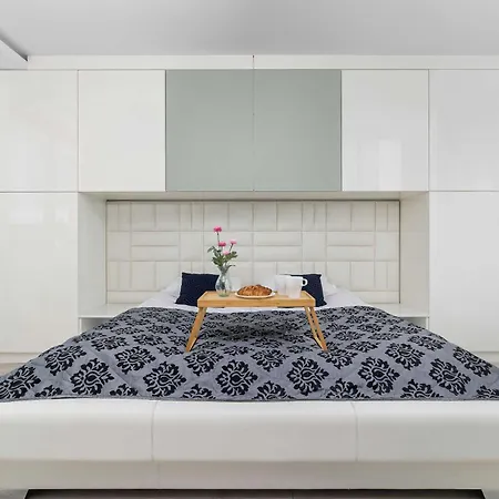 Stylish With A Balcony Near The Center By Renters