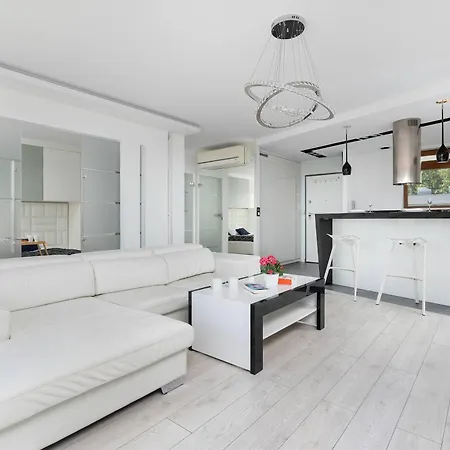 Stylish With A Balcony Near The Center By Renters Apartamento
