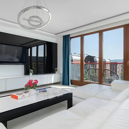 Stylish With A Balcony Near The Center By Renters