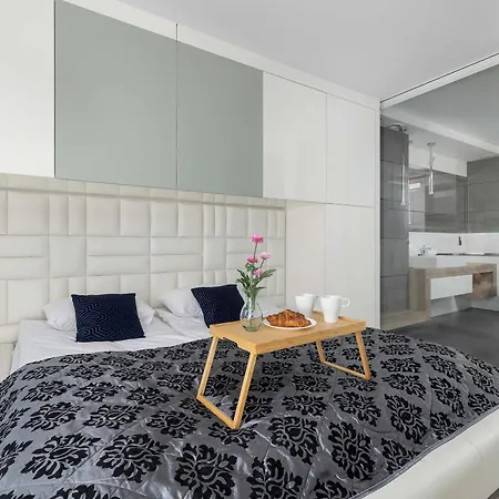 Stylish With A Balcony Near The Center By Renters Apartamento