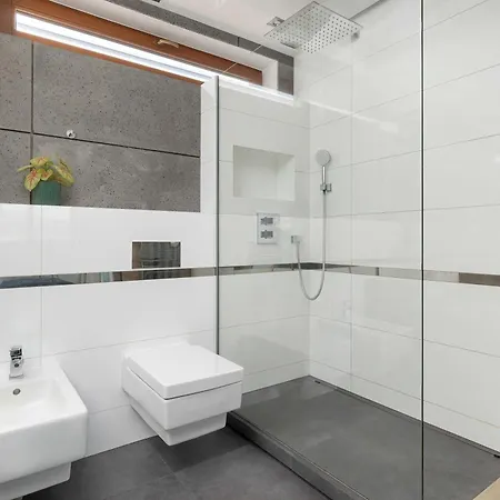 Apartamento Stylish With A Balcony Near The Center By Renters