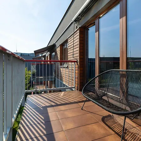 Apartamento Stylish With A Balcony Near The Center By Renters
